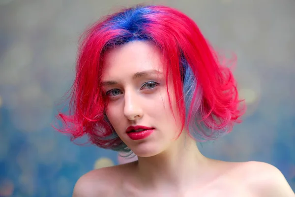 Mujer modelo de alta moda con el pelo multicolor posando en el estudio, retrato de una hermosa chica sexy con un maquillaje de moda — Foto de Stock