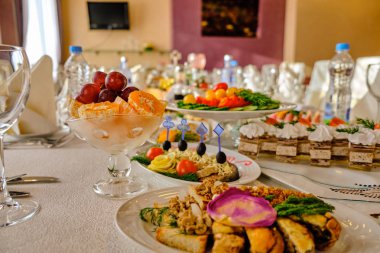 masaya şenlikli yiyecek. Bir kolaj bir restoranda farklı yiyecek. Sağlıklı beslenme ve diyet kavramı