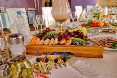 masaya şenlikli yiyecek. Bir kolaj bir restoranda farklı yiyecek. Sağlıklı beslenme ve diyet kavramı