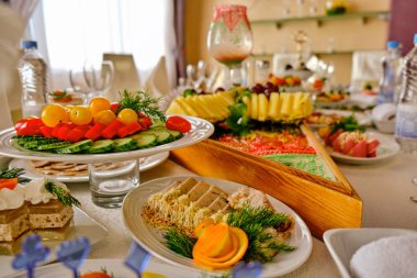 masaya şenlikli yiyecek. Bir kolaj bir restoranda farklı yiyecek. Sağlıklı beslenme ve diyet kavramı