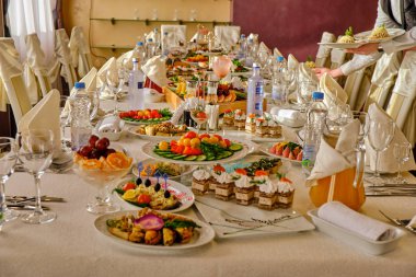 masaya şenlikli yiyecek. Bir kolaj bir restoranda farklı yiyecek. Sağlıklı beslenme ve diyet kavramı