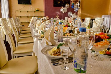 masaya şenlikli yiyecek. Bir kolaj bir restoranda farklı yiyecek. Sağlıklı beslenme ve diyet kavramı