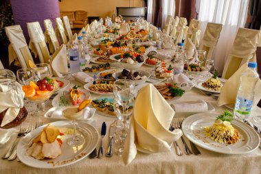 masaya şenlikli yiyecek. Bir kolaj bir restoranda farklı yiyecek. Sağlıklı beslenme ve diyet kavramı