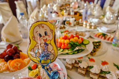 masaya şenlikli yiyecek. Bir kolaj bir restoranda farklı yiyecek. Sağlıklı beslenme ve diyet kavramı