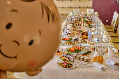 masaya şenlikli yiyecek. Bir kolaj bir restoranda farklı yiyecek. Sağlıklı beslenme ve diyet kavramı