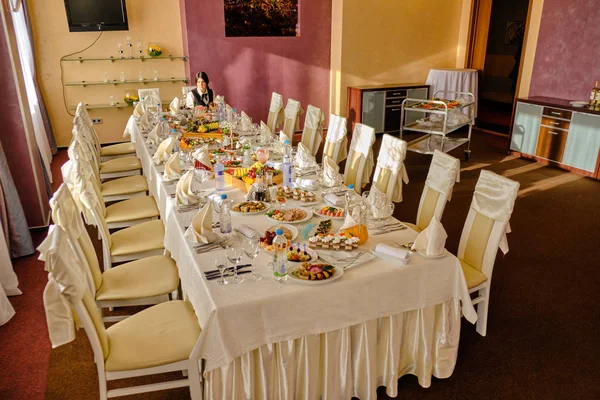 Comida festiva en la mesa. Un collage de comida diferente en un restaurante. El concepto de alimentación saludable y dieta —  Fotos de Stock