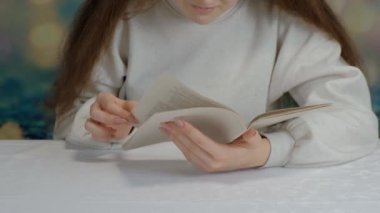 Güzel genç kız renkli bir arka plan üzerine bir kitap okuma.