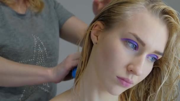 The work of a hairdresser, hair dyeing, combing, shooting a real process. — Stock Video