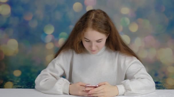 Schöne fröhliche junge Frau mit Telefon in der Hand überrascht — Stockvideo