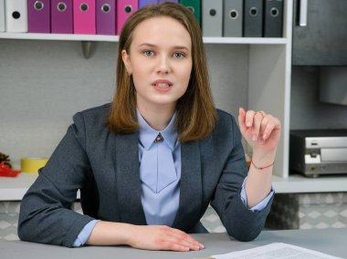 Ön görünüm şık yöneticinin işyerinde oturan portresi. İş, finans ve insan kavramı: genç iş kadını kağıt sayfaları tutun. Kağıt işçisi.