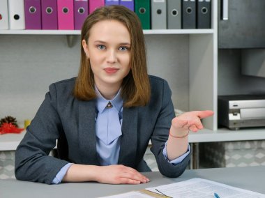 Ön görünüm şık yöneticinin işyerinde oturan portresi. İş, finans ve insan kavramı: genç iş kadını kağıt sayfaları tutun. Kağıt işçisi.