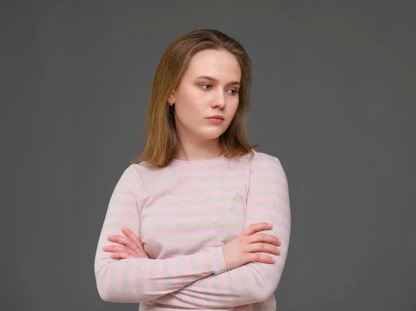 Retrato de soncept jovem alegre morena de cabelos compridos de pé em roupas casuais, sacudindo o cabelo e falando . — Fotografia de Stock