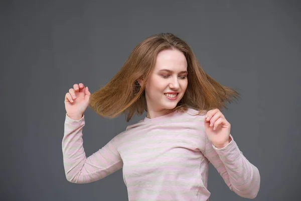 Πορτρέτο του soncept χαρούμενα μακρυμάλλης μελαχρινή νεαρή γυναίκα στέκεται σε casual ρούχα, κουνώντας τα μαλλιά και μιλάμε. — Φωτογραφία Αρχείου