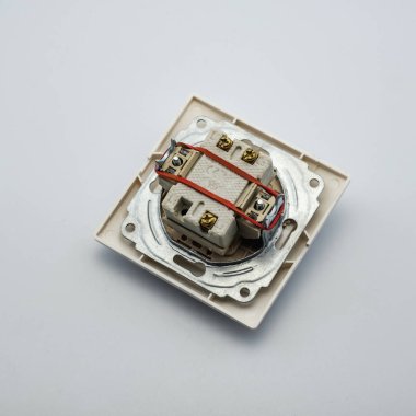 Duvara elektrik monte etmek için beyaz arka plan elektrik anahtarı üzerinde Resim. Sitede modern bir iniernet mağaza kataloğu doldurmak için mükemmel.