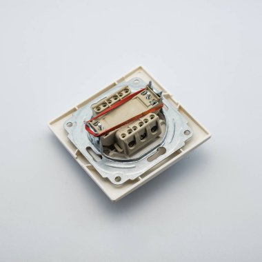 Duvara elektrik monte etmek için beyaz arka plan elektrik anahtarı üzerinde Resim. Sitede modern bir iniernet mağaza kataloğu doldurmak için mükemmel.