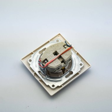 Duvara elektrik montaj için beyaz bir arka plan elektrik prizinde Fotoğraf. Sitede modern bir iniernet mağaza kataloğu doldurmak için mükemmel.