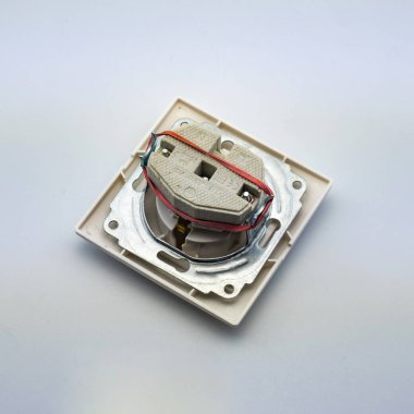 Duvara elektrik montaj için beyaz bir arka plan elektrik prizinde Fotoğraf. Sitede modern bir iniernet mağaza kataloğu doldurmak için mükemmel.