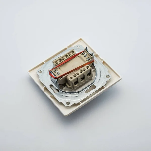 Зображення на білому тлі електричного вимикача для кріплення електрики в стіні. Ідеально підходить для заповнення каталогу сучасного магазину iniernet на сайті . — стокове фото