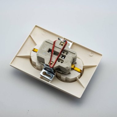Duvara elektrik montaj için beyaz bir arka plan elektrik prizinde Fotoğraf. Sitede modern bir iniernet mağaza kataloğu doldurmak için mükemmel.