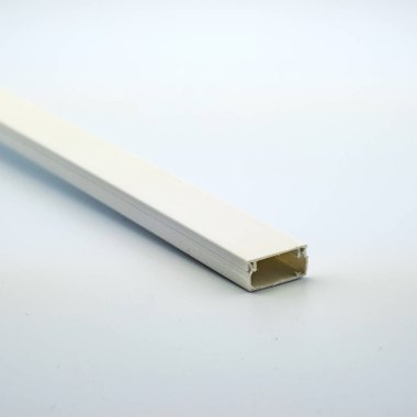 Elektrikçilerin kurulumu için teller için beyaz bir arka plan plastik kutu üzerinde Fotoğraf. Sitede modern bir iniernet mağaza kataloğu doldurmak için mükemmel.