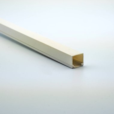 Elektrikçilerin kurulumu için teller için beyaz bir arka plan plastik kutu üzerinde Fotoğraf. Sitede modern bir iniernet mağaza kataloğu doldurmak için mükemmel.