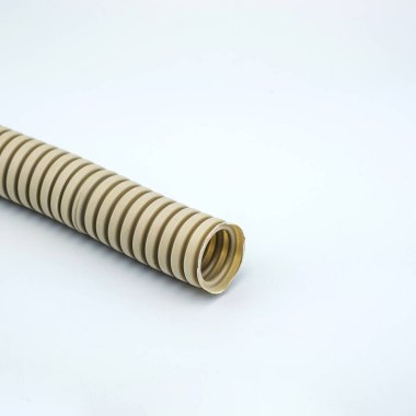 Elektrikçilerin kurulumu için teller için beyaz bir arka plan plastik kutu üzerinde Fotoğraf. Sitede modern bir iniernet mağaza kataloğu doldurmak için mükemmel.