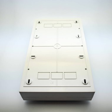 Elektrik montaj için kabloları bağlamak için beyaz bir arka plan elektrik kutusu üzerinde fotoğraf. Sitede modern bir iniernet mağaza kataloğu doldurmak için mükemmel.