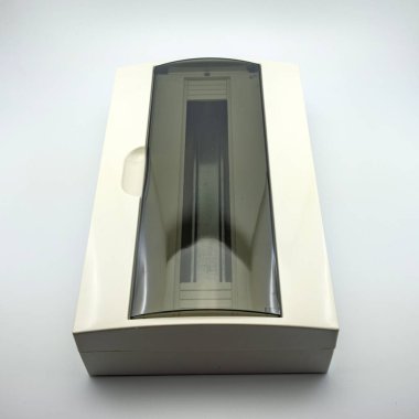 Elektrik montaj için kabloları bağlamak için beyaz bir arka plan elektrik kutusu üzerinde fotoğraf. Sitede modern bir iniernet mağaza kataloğu doldurmak için mükemmel.