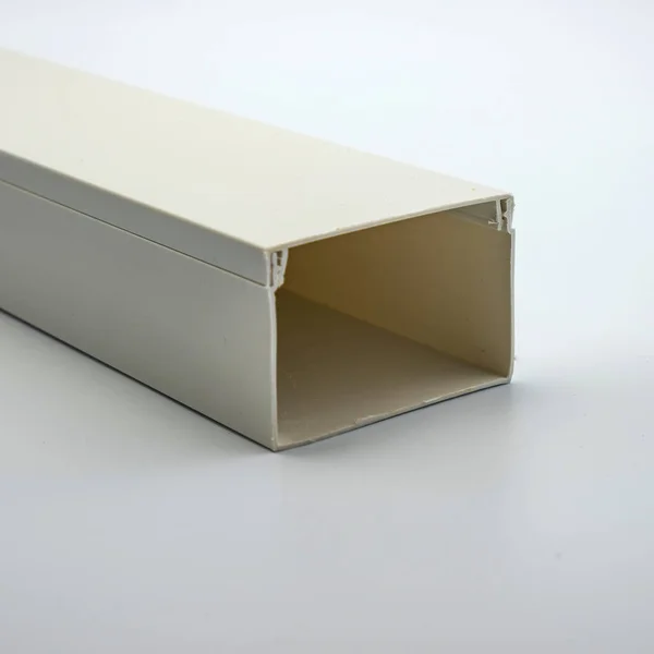 Foto auf weißem Hintergrund Kunststoffbox für Drähte für die Installation von Elektrikern. perfekt zum Füllen des Katalogs eines modernen Netto-Geschäfts auf der Website. — Stockfoto