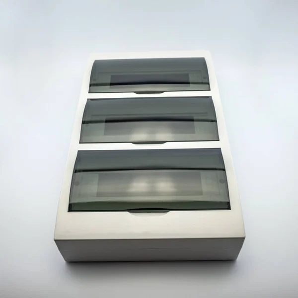 Η φωτογραφία σε ένα λευκό φόντο ηλεκτρικό κουτί για τη σύνδεση σύρματα για την τοποθέτηση ηλεκτρικά. Ιδανικό για την πλήρωση του καταλόγου ενός σύγχρονου καταστήματος iniernet στο site. — Φωτογραφία Αρχείου