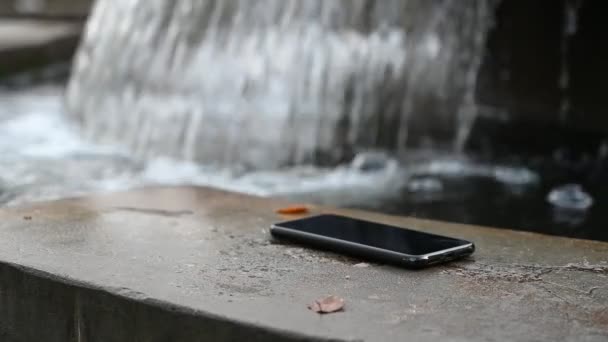 Videó koncepció a vízesés folyó idő okostelefon a parkban egy őszi napon. — Stock videók