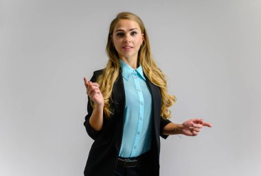 Uzun kıvırcık saçlı, iş elbisesi içinde beyaz bir arkaplanda farklı pozlarda duran sarışın sekreter kızı portresi. Sanat, iş, güzellik..