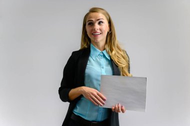 Güzel sarışın bir finans sekreterinin portresi. Uzun kıvırcık saçlı, iş elbisesi içinde beyaz bir arka planda elinde bir klasörle farklı pozlarda duran..