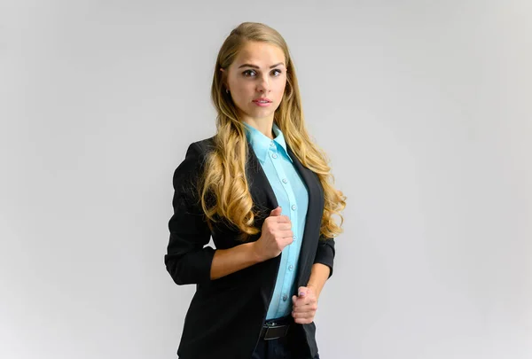 Retrato de una hermosa secretaria rubia con el pelo rizado largo en un traje de negocios de pie en el estudio sobre un fondo blanco con emociones en diferentes poses. Arte, negocios, belleza . — Foto de Stock