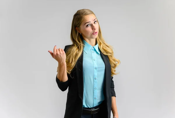 Ritratto di una graziosa segretaria bionda con lunghi capelli ricci in un abito da lavoro in piedi in studio su uno sfondo bianco con emozioni in pose diverse. Arte, affari, bellezza . — Foto Stock