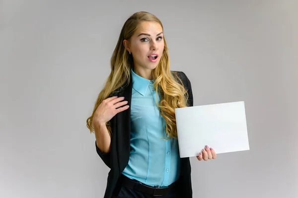 Ritratto di una graziosa segretaria finanziaria bionda con lunghi capelli ricci in un abito da lavoro in piedi in studio su uno sfondo bianco con emozioni in pose diverse con una cartella in mano . — Foto Stock