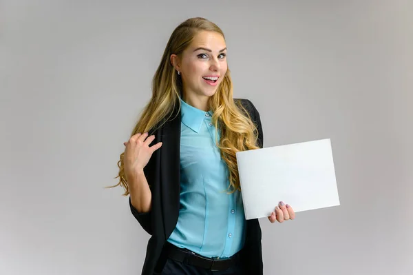 Ritratto di una graziosa segretaria finanziaria bionda con lunghi capelli ricci in un abito da lavoro in piedi in studio su uno sfondo bianco con emozioni in pose diverse con una cartella in mano . — Foto Stock