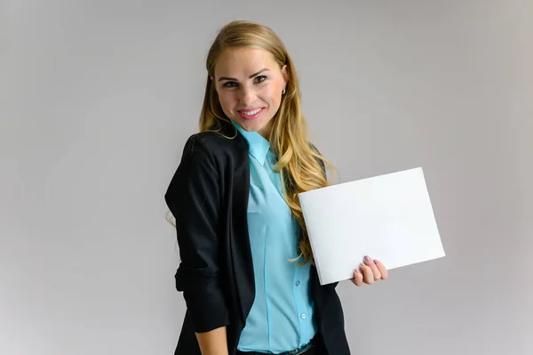 Ritratto di una graziosa segretaria finanziaria bionda con lunghi capelli ricci in un abito da lavoro in piedi in studio su uno sfondo bianco con emozioni in pose diverse con una cartella in mano . — Foto Stock