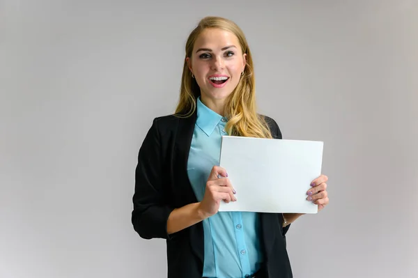 Ritratto di una graziosa segretaria finanziaria bionda con lunghi capelli ricci in un abito da lavoro in piedi in studio su uno sfondo bianco con emozioni in pose diverse con una cartella in mano . — Foto Stock