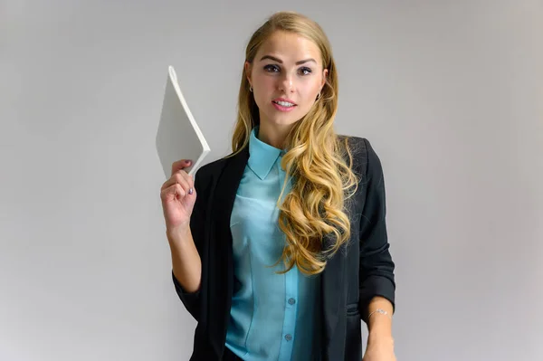 Ritratto di una graziosa segretaria finanziaria bionda con lunghi capelli ricci in un abito da lavoro in piedi in studio su uno sfondo bianco con emozioni in pose diverse con una cartella in mano . — Foto Stock