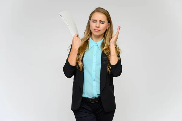 Retrato de uma linda secretária financeira menina loira com cabelos longos encaracolados em um terno de negócios em pé no estúdio em um fundo branco com emoções em poses diferentes com uma pasta em suas mãos . — Fotografia de Stock