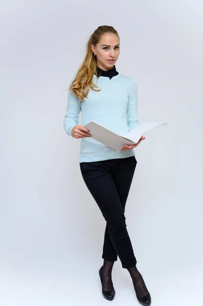 Retrato vertical de larga duración de una hermosa secretaria financiera rubia con el pelo rizado largo en un traje de negocios de pie en el estudio sobre un fondo blanco con emociones en varias poses . — Foto de Stock