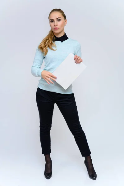 Retrato vertical de larga duración de una hermosa secretaria financiera rubia con el pelo rizado largo en un traje de negocios de pie en el estudio sobre un fondo blanco con emociones en varias poses . — Foto de Stock