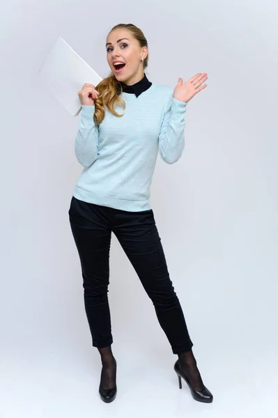 Portrait vertical pleine longueur d'une jolie fille secrétaire financière blonde aux longs cheveux bouclés dans un costume d'affaires debout dans le studio sur un fond blanc avec des émotions dans diverses poses . — Photo