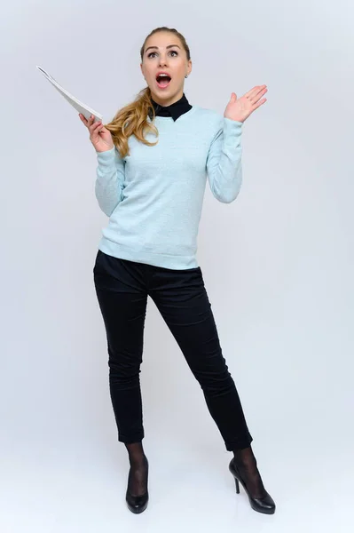 Portrait vertical pleine longueur d'une jolie fille secrétaire financière blonde aux longs cheveux bouclés dans un costume d'affaires debout dans le studio sur un fond blanc avec des émotions dans diverses poses . — Photo