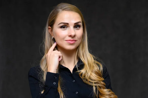 Portretul apropiat al unei fete blonde, cu părul lung creț, care stă în studio pe un fundal gri, cu emoții în diferite poziții. Frumusețe, Model, Cosmetice — Fotografie, imagine de stoc