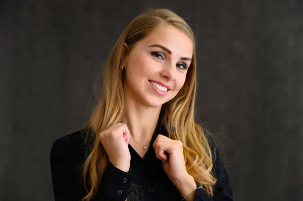 Nahaufnahme eines hübschen blonden Mädchens mit langen lockigen Haaren, das im Studio vor grauem Hintergrund steht und Emotionen in verschiedenen Posen zeigt. Schönheit, Modell, Kosmetik — Stockfoto