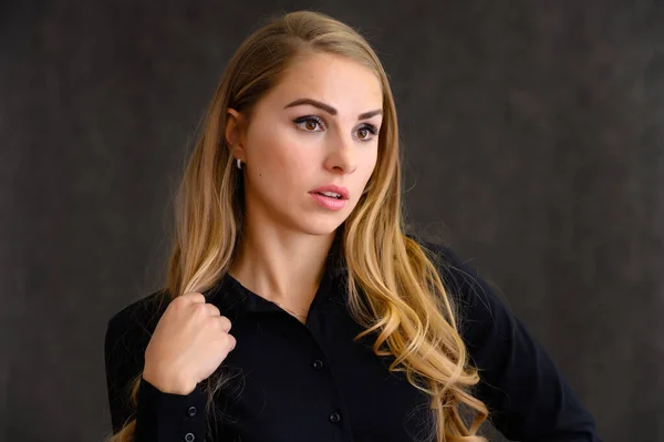 Retrato close-up de uma linda garota loira com cabelos longos encaracolados em pé no estúdio em um fundo cinza com emoções em diferentes poses. Beleza, Modelo, Cosméticos — Fotografia de Stock