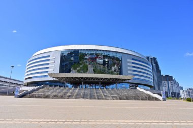 Minsk, Belarus - 15 Mayıs 2020 - Avrupa 'nın güneşli yaz havasında şehrin iş merkezindeki boş bir meydanda binaların fotoğrafları
