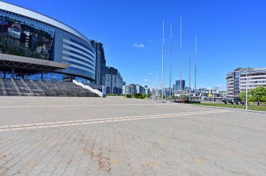 Minsk, Belarus - 15 Mayıs 2020 - Yazın güneşli havalarda şehrin iş merkezinde boş bir meydanda binaların fotoğrafları